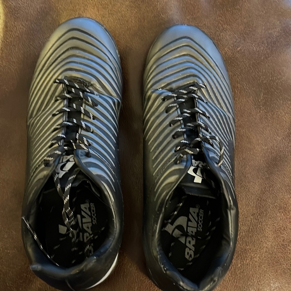 Mens Size 7 1/2 Brava Soccer Cleats